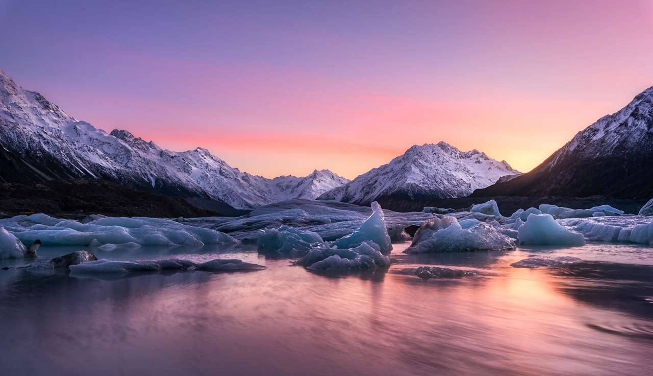 Gyönyörű tükörkép a hegy és a kék tó, Új-Zéland. kirakós online