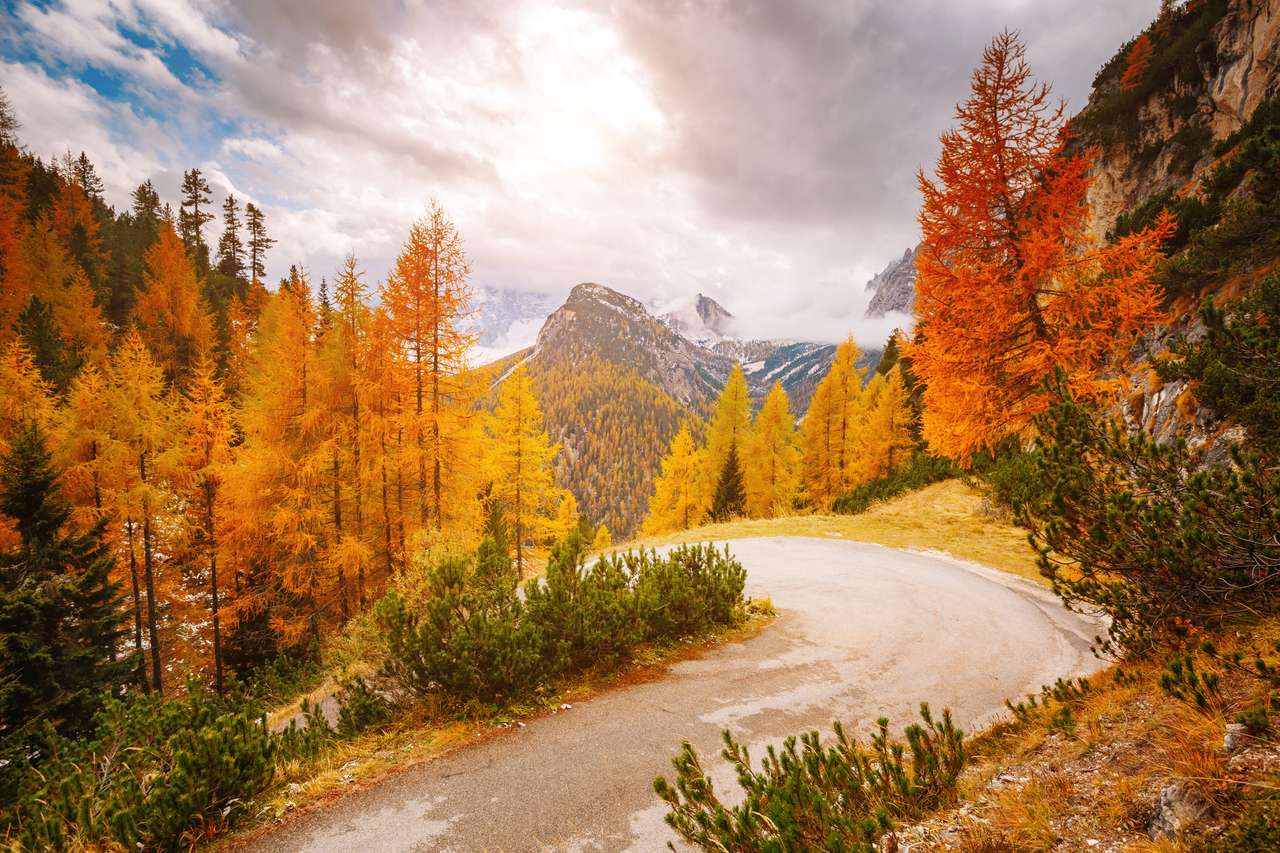 Ohromující obraz alpské silnice online puzzle