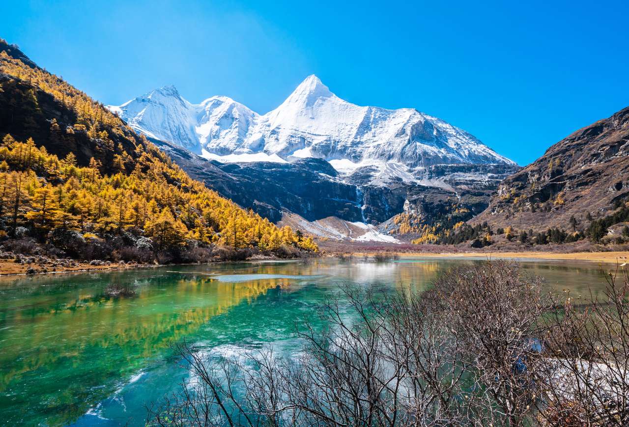 Снежна планина в Daocheng yading, Съчуан, Китай. онлайн пъзел