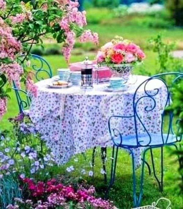 Sală de mese în grădină cu flori #2 puzzle online