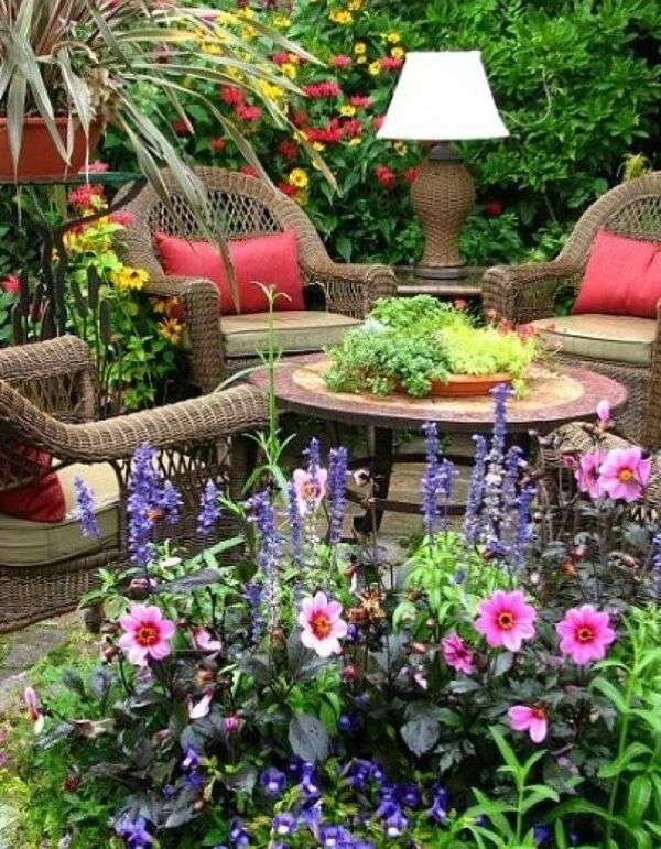 Σαλόνι σε κήπο με λουλούδια #3 παζλ online