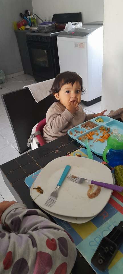 Andresito comendo sua comida puzzle online