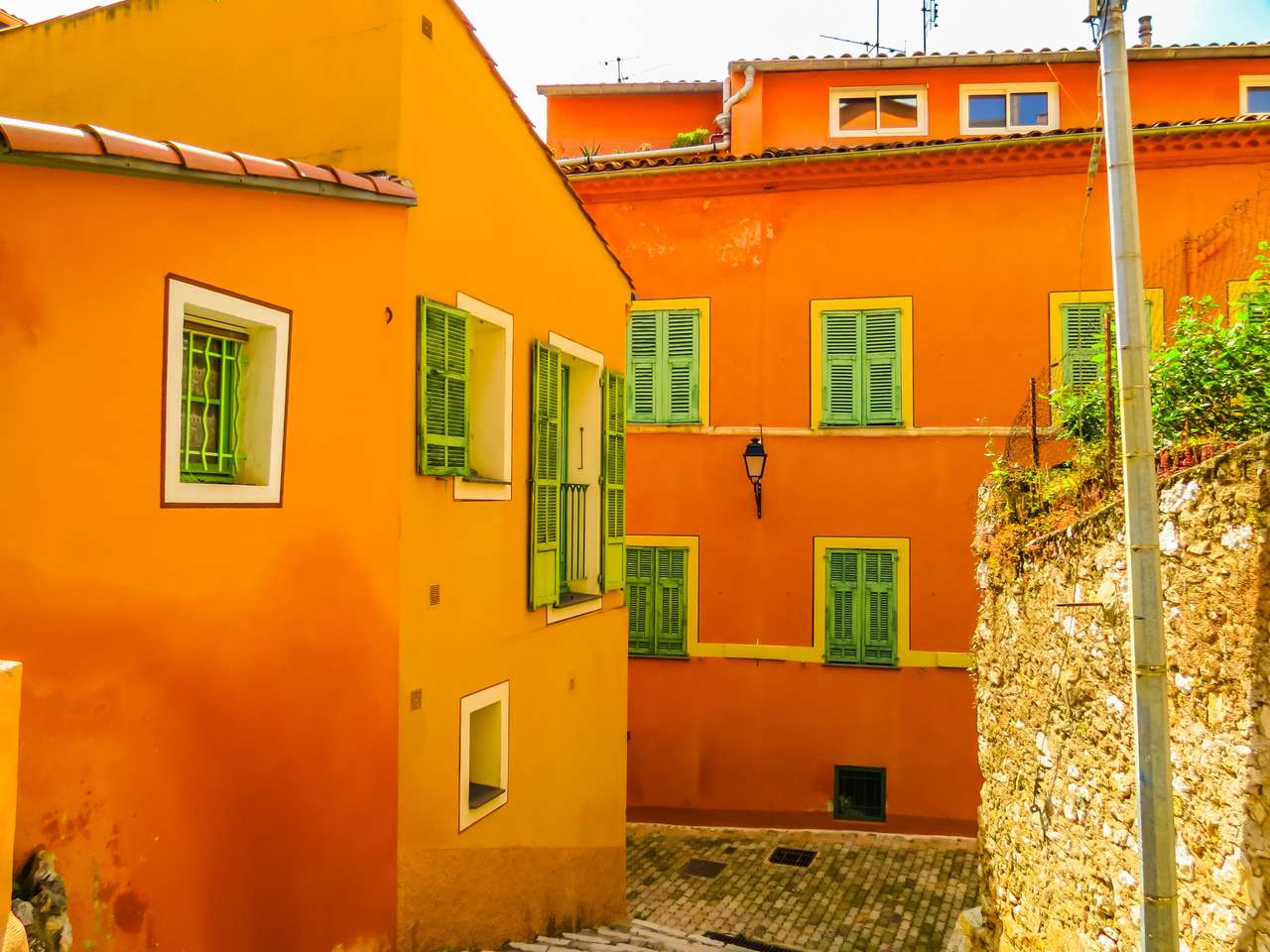 Leuchtend gelbe Häuser in Frankreich Online-Puzzle