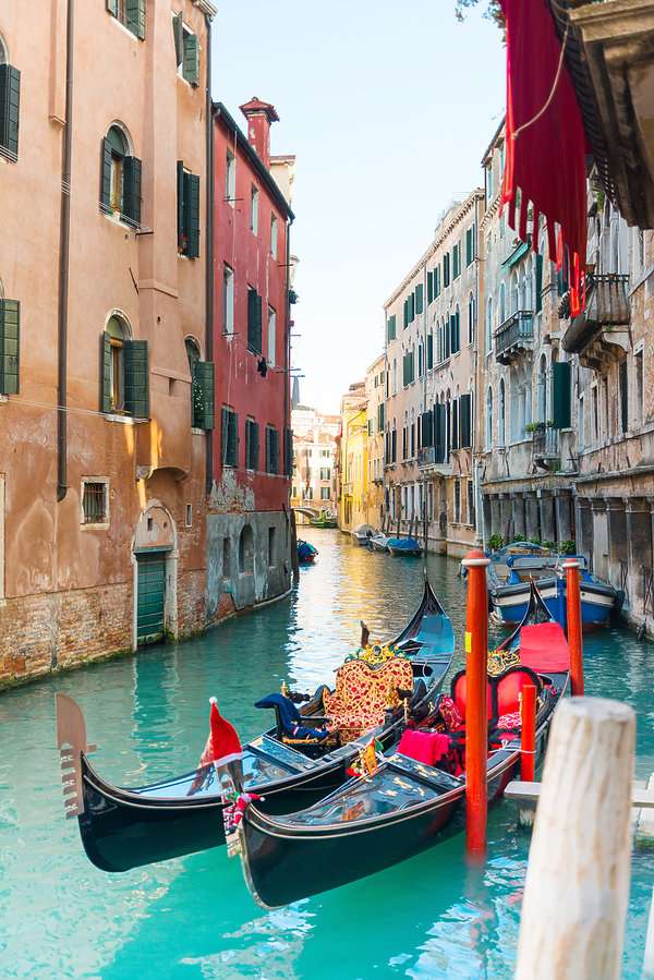 Kanaal en gondels in Venetië online puzzel