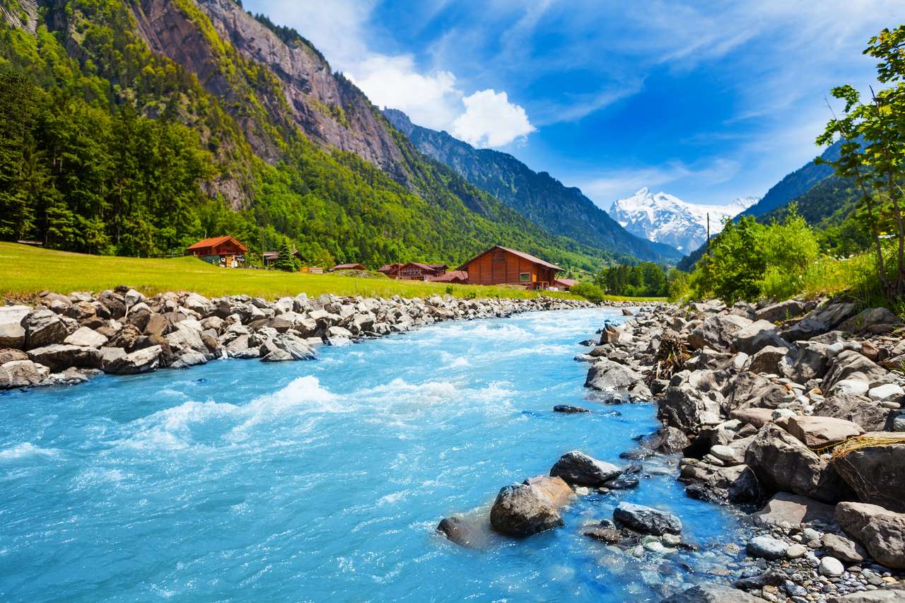 Спиращ дъха швейцарски пейзаж с речен поток онлайн пъзел