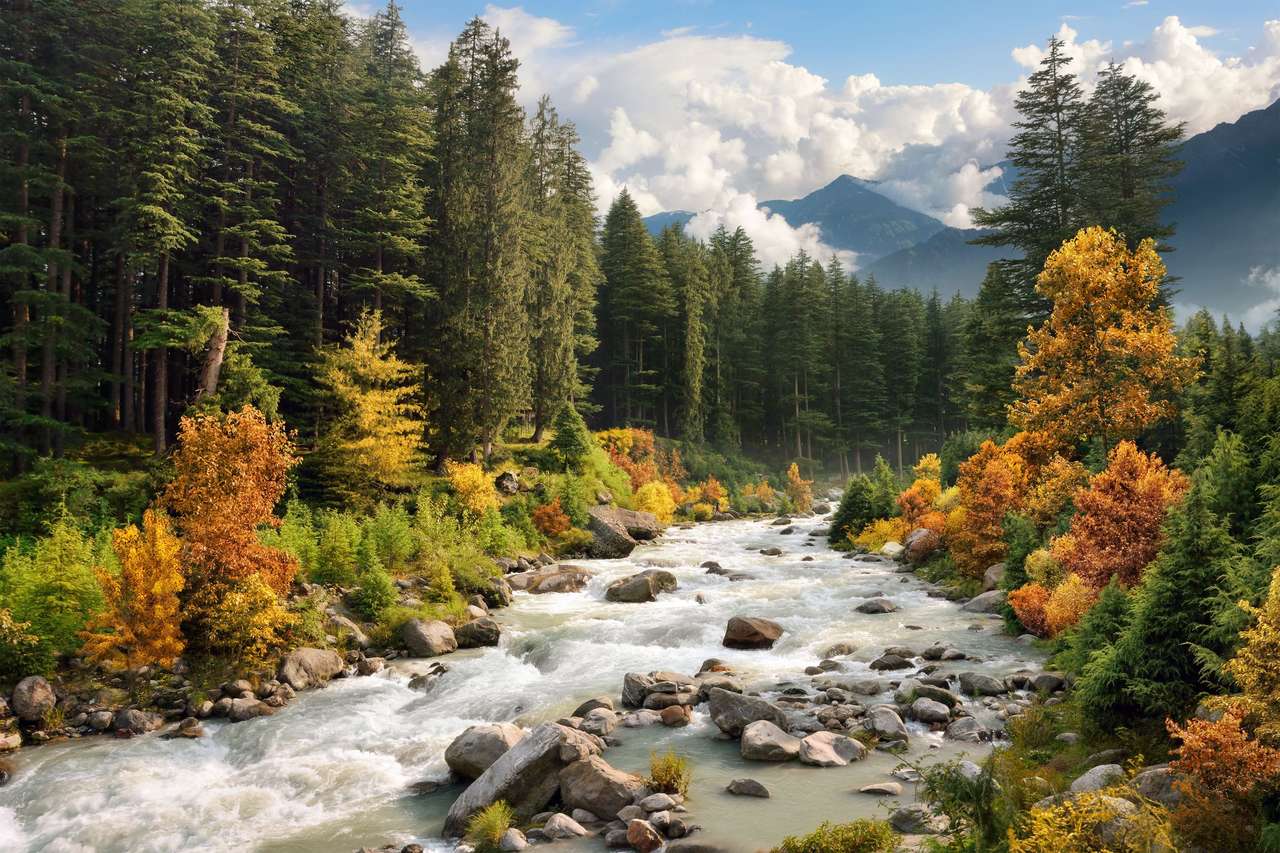 Gyönyörű színes táj, patak és erdő, őszi színekben online puzzle