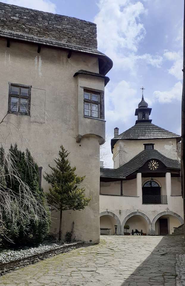 Der Hof des Schlosses Niedzica Online-Puzzle