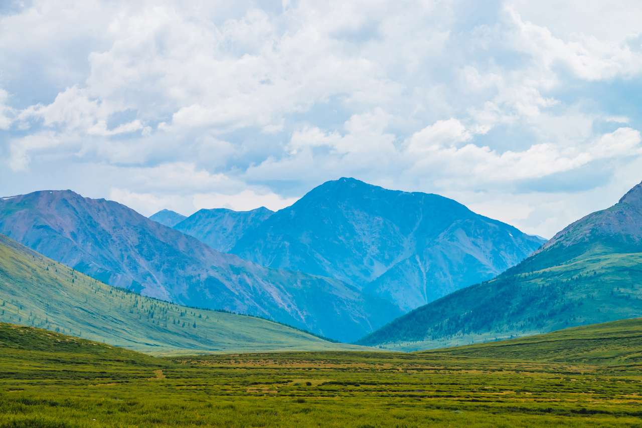 Невероятна гледка към гигантски планини онлайн пъзел