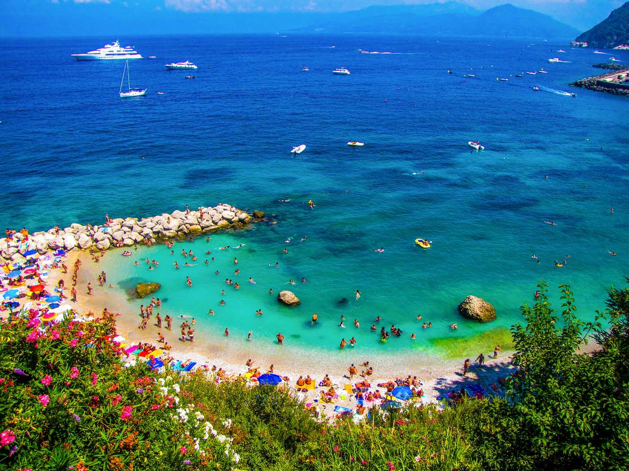 Πολυσύχναστη παραλία στο Κάπρι, Ιταλία παζλ online