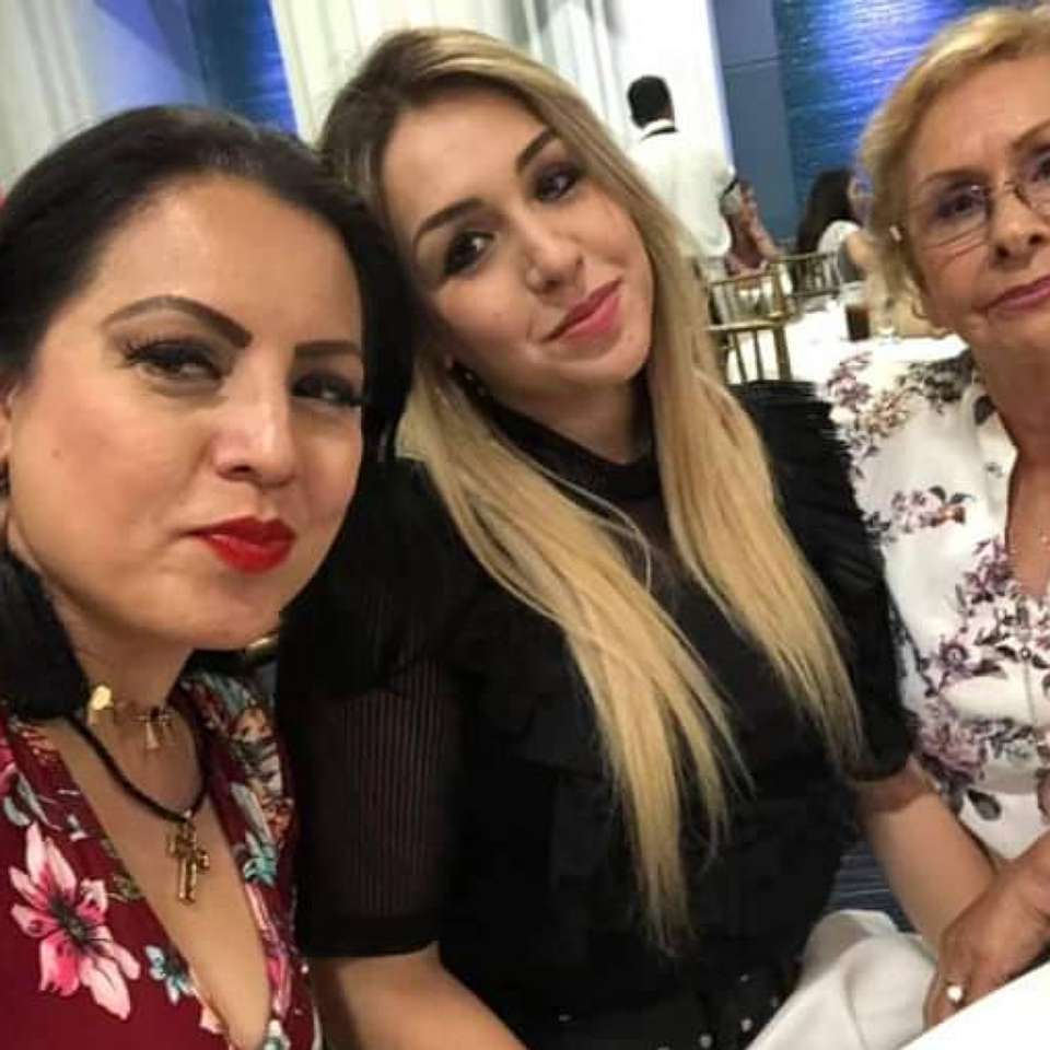 Linda avó mãe e filha quebra-cabeças online