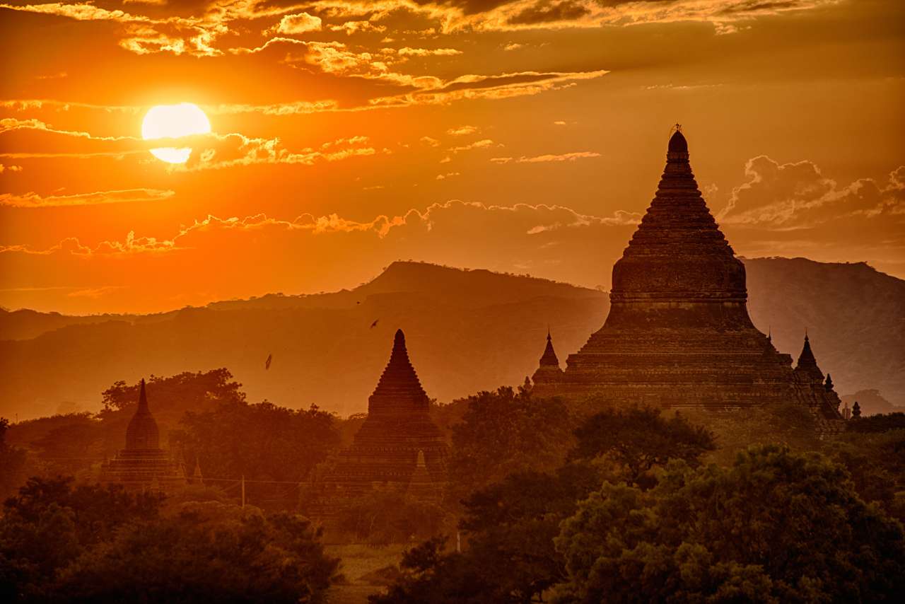 Staré pagody v Myanmaru skládačky online