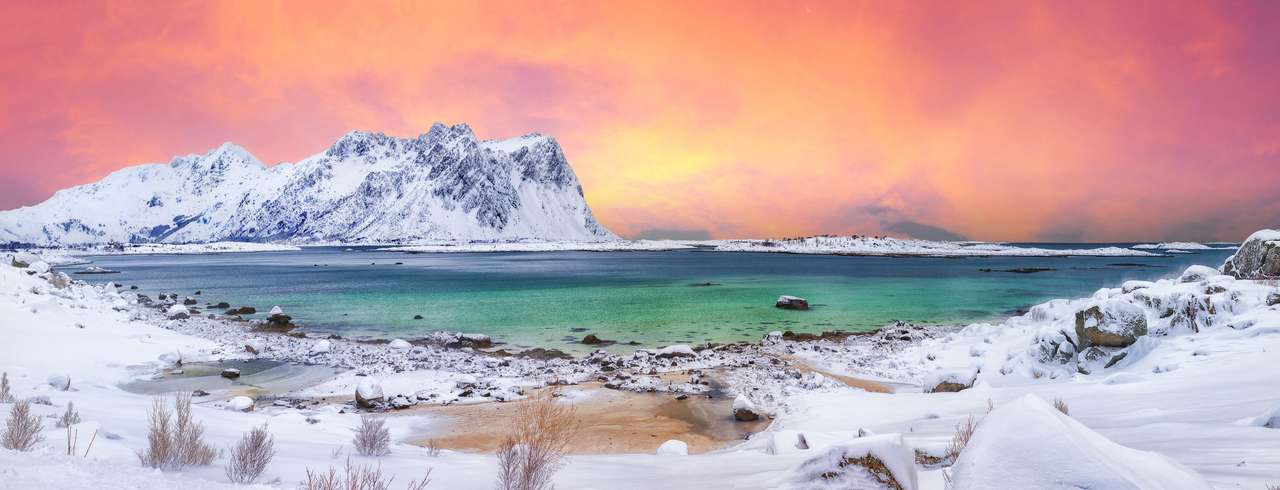 Insel Vestvagoy mit schneebedeckten Berggipfeln Online-Puzzle