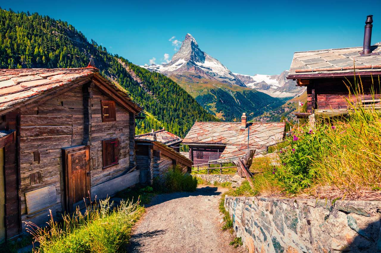 Mattinata estiva nel villaggio di Zermatt con il Cervino puzzle online