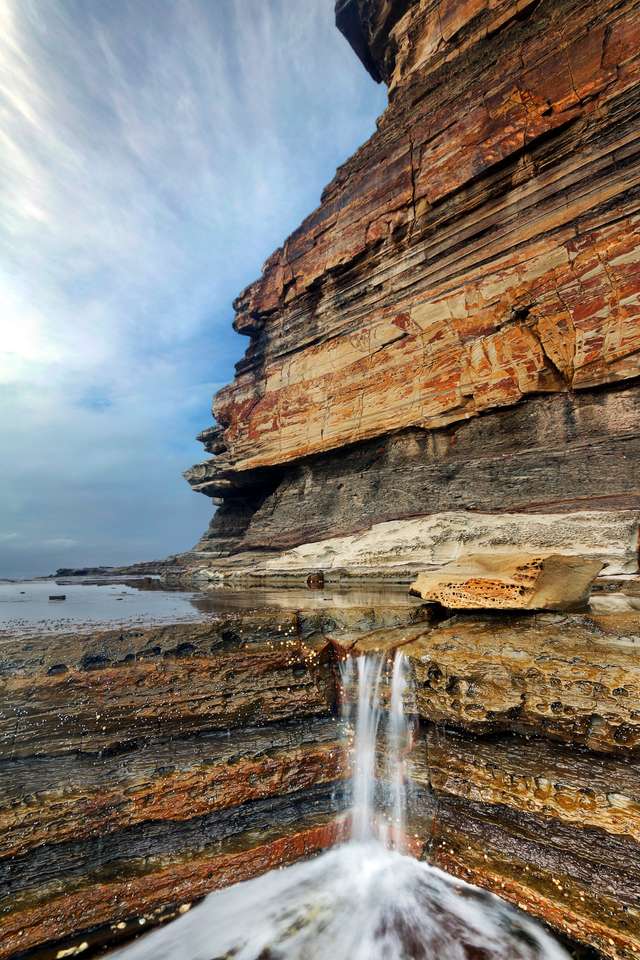 vattenkaskad mellan stenar vid terrigal på nsw centrala kusten Pussel online