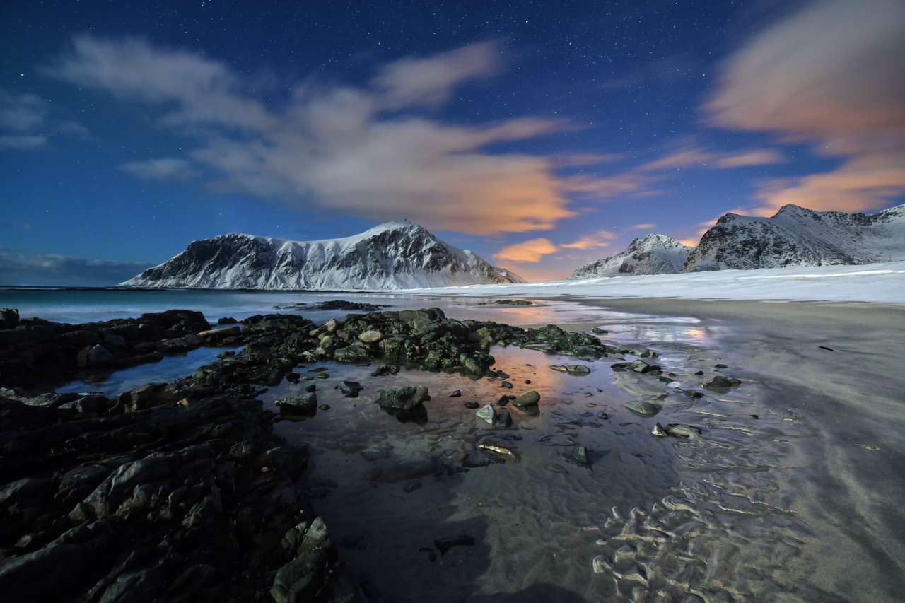 Пейзаж норвежских лофотенских островов ночью - пляж скагсанден пазл онлайн