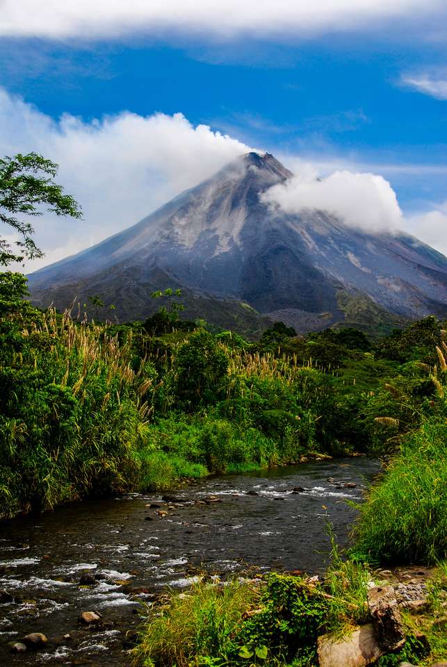 De actieve Arenal-vulkaan in het noordwesten van Costa Rica online puzzel