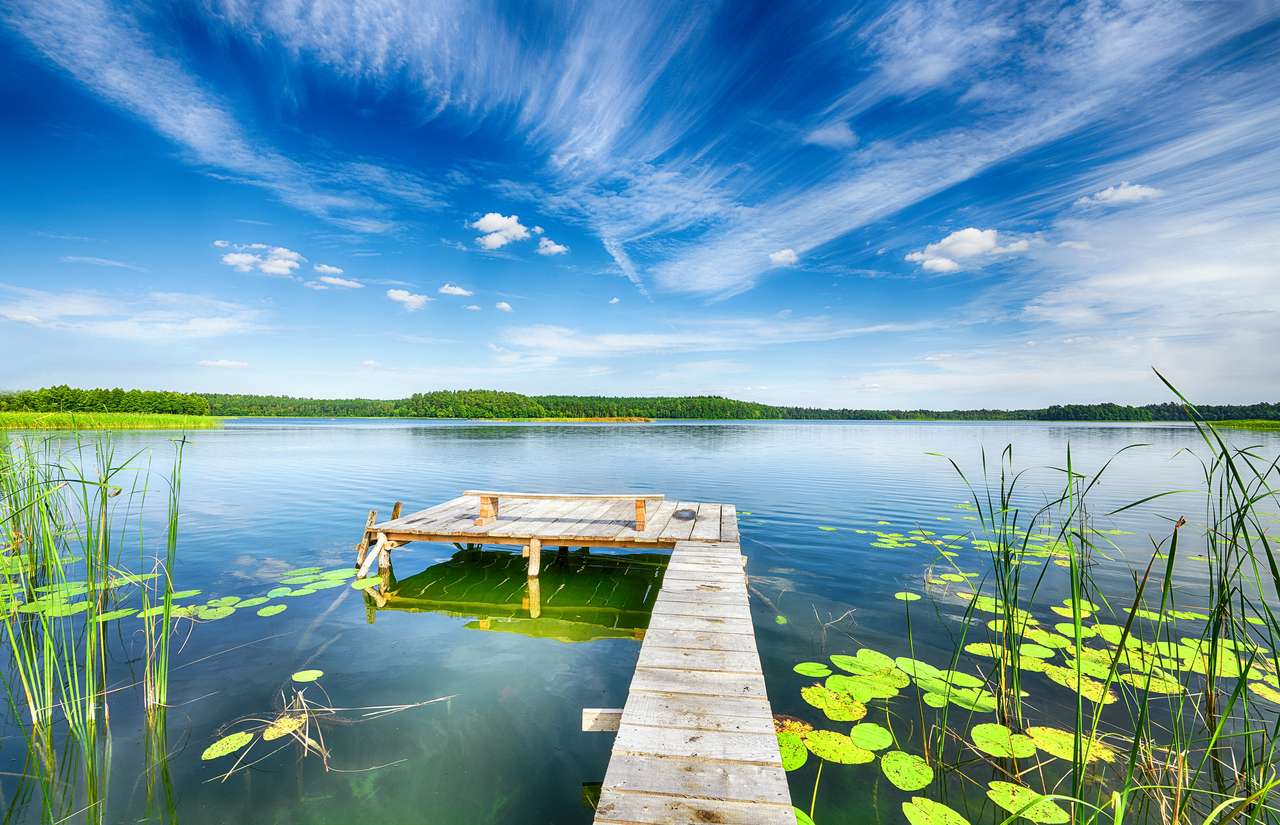 Hermoso día de verano en el distrito de los lagos de masuria en Polonia rompecabezas en línea