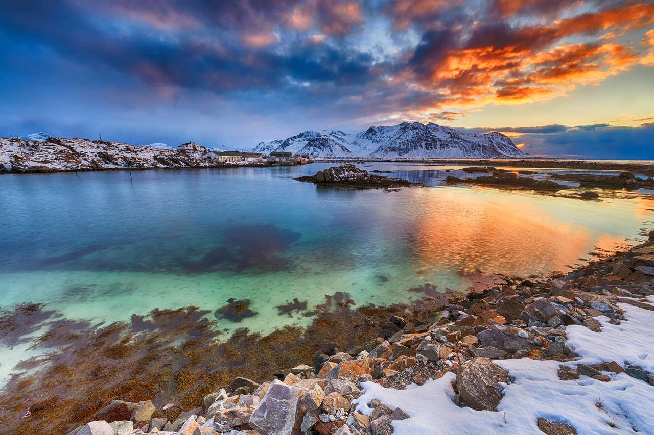 Landschaft der norwegischen Lofoten bei Sonnenuntergang Puzzlespiel online