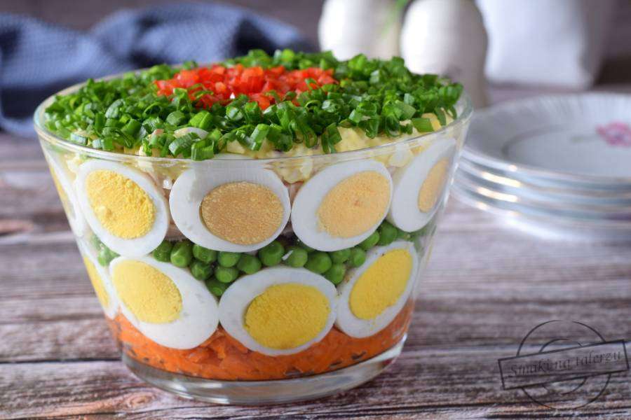 Слоеный салат в салатнице онлайн-пазл