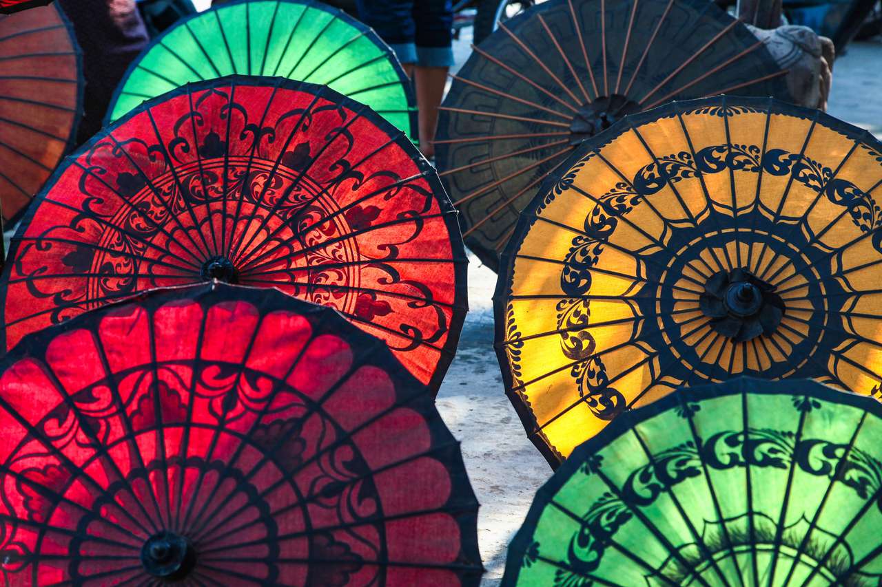 Sombrillas birmanas coloridas rompecabezas en línea