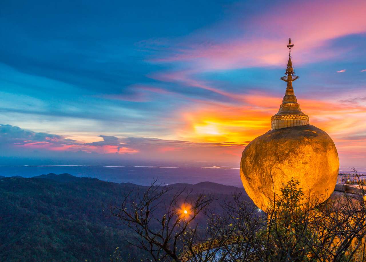 Roca dorada, Myanmar. rompecabezas en línea