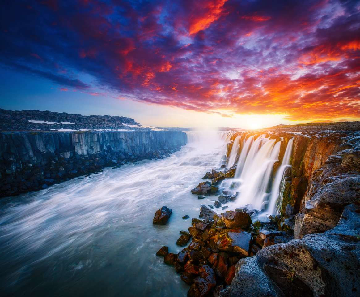 Vista deslumbrante da grande cascata Selfoss quebra-cabeças online