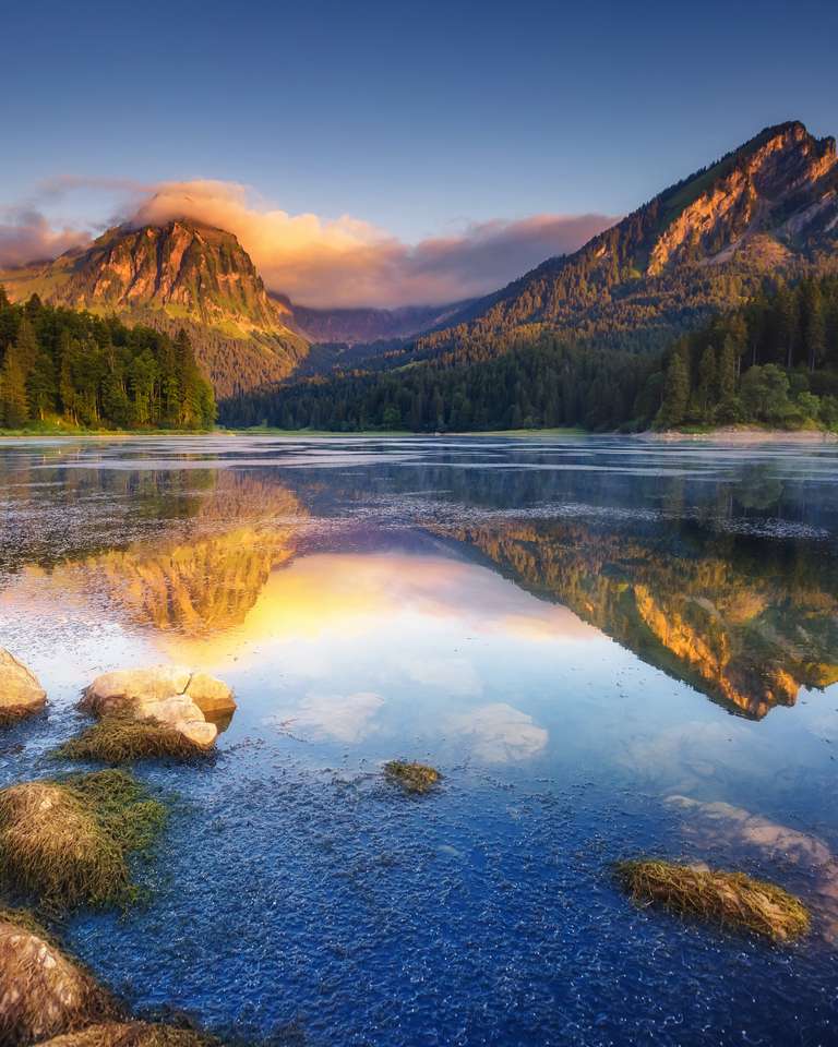 Lago Obersee sob a luz do sol quebra-cabeças online