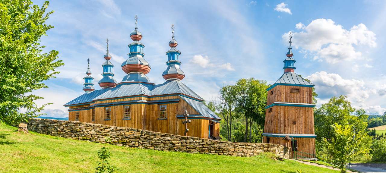 Kirche der Jungfrau Maria in Komancza, Polen Online-Puzzle