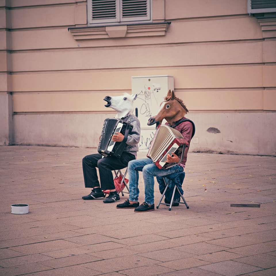 duas pessoas vestindo cabeças de cavalo sentadas em cadeiras dobráveis quebra-cabeças online