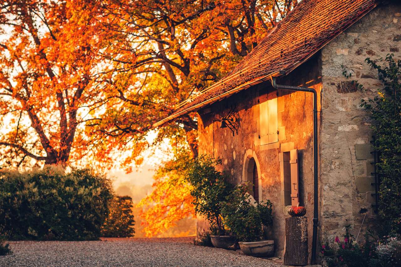Fallen Sie Sonnenuntergang, magisches goldenes Licht über altes kleines gemütliches Haus Puzzlespiel online