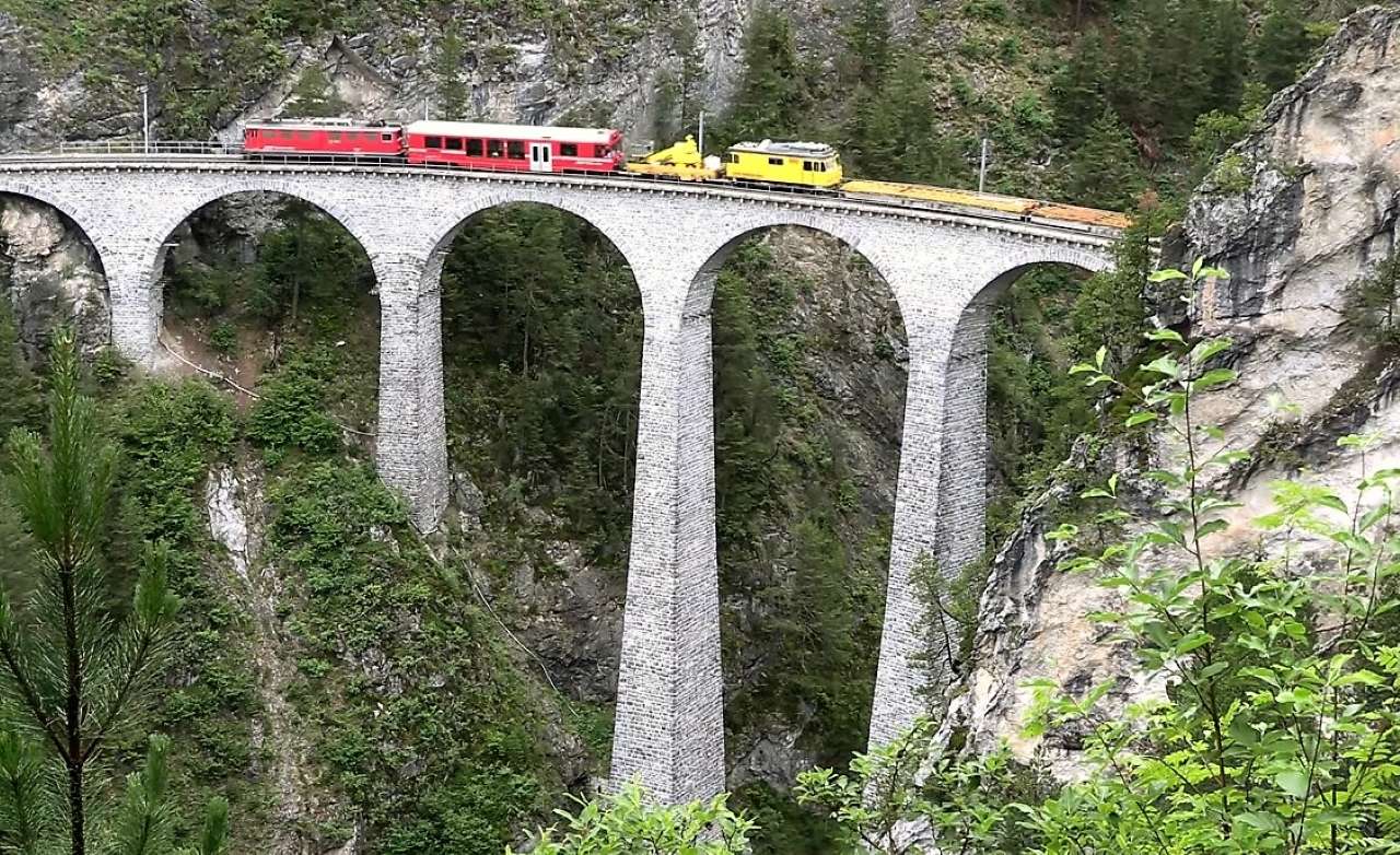 En el viaducto de Landwasser en el valle de Albula rompecabezas en línea