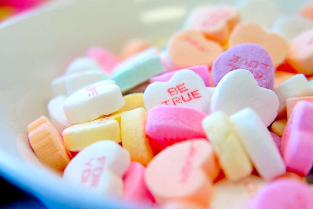 Assortiment de bonbons en forme de coeur sur bol blanc puzzle en ligne