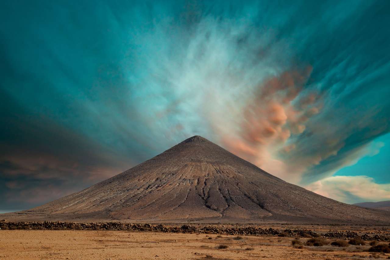 Vulkáni hegy Fuerteventura szigetén kirakós online