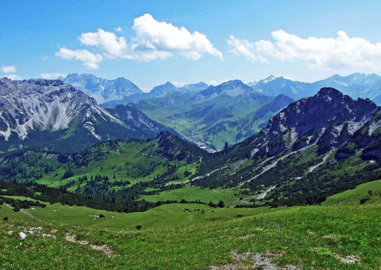 Vistas deslumbrantes do pico alpino de Schönberg (Schonberg ou Schoenberg) até o Liechtenstein e os Alpes austríacos - Steg, Liechtenstein puzzle online
