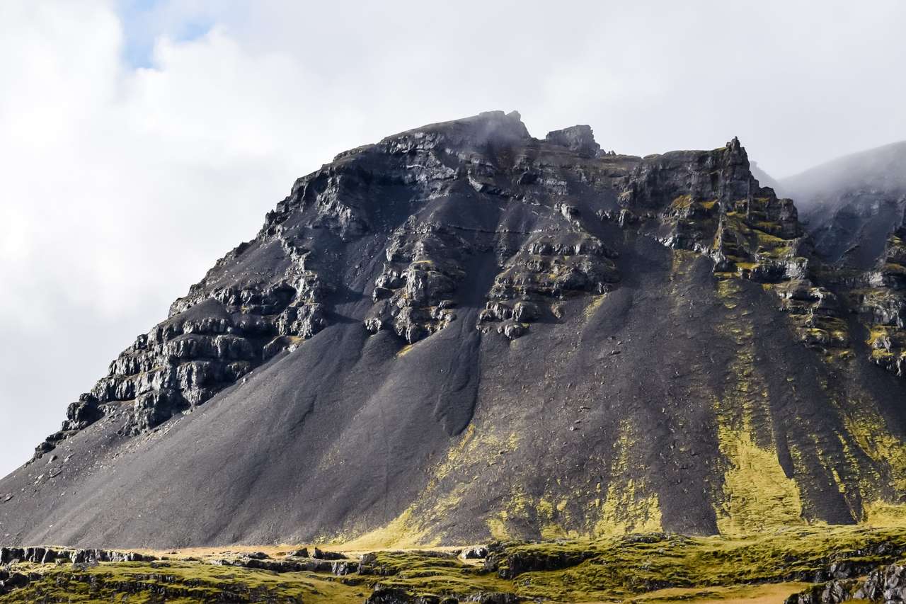 Θέα στη φύση στην Ισλανδία. Βουνά παζλ online
