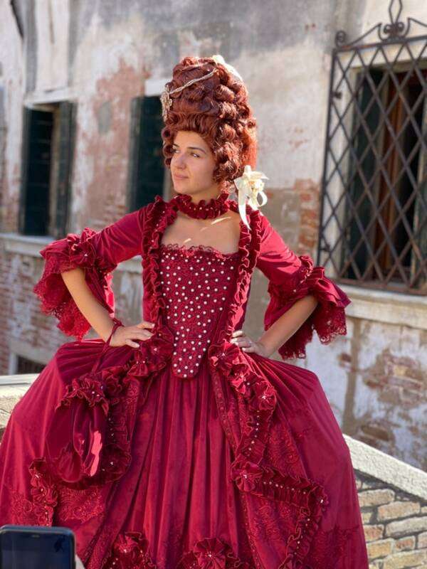 Дама в костюм от 18 век - 1700 година онлайн пъзел