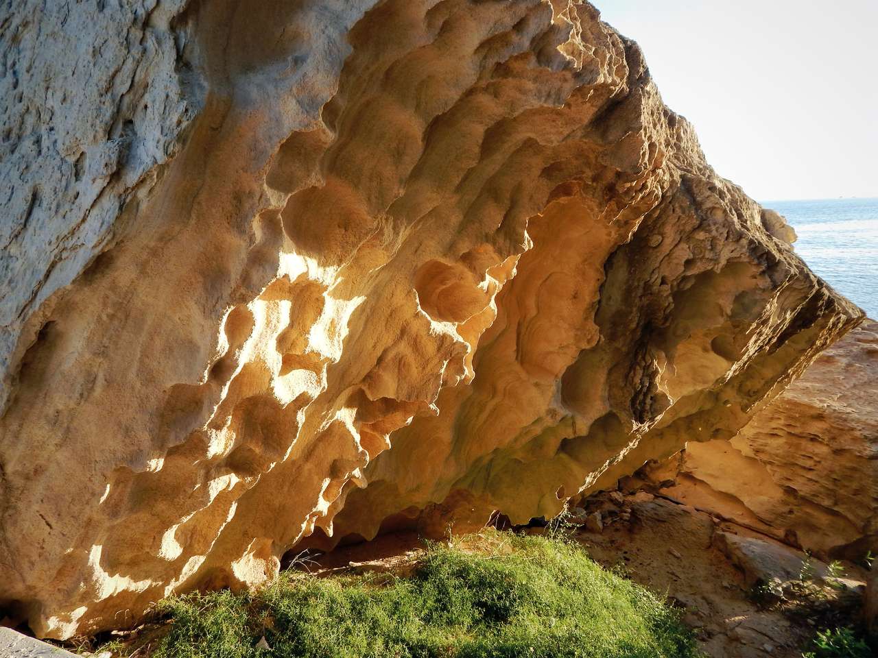 カスピ海の海岸の岩 ジグソーパズルオンライン
