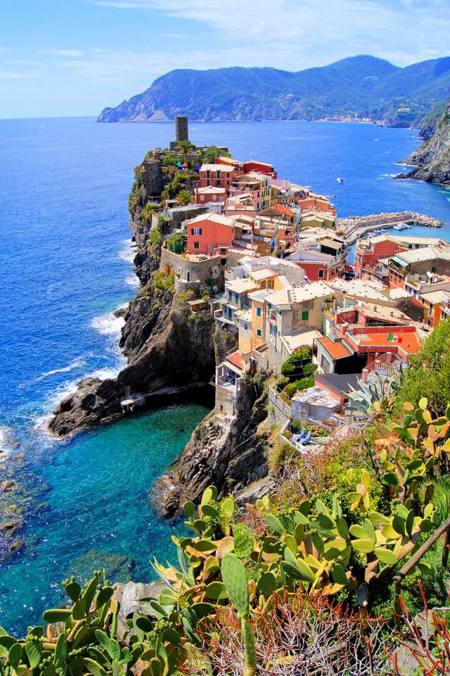 Vue panoramique sur le village de Vernazza, Cinque Terre, Italie puzzle en ligne