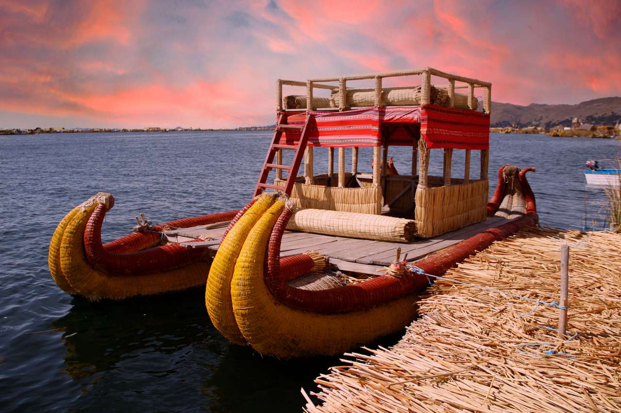 Лодка возле Лос-Урос на озере Титикака онлайн-пазл