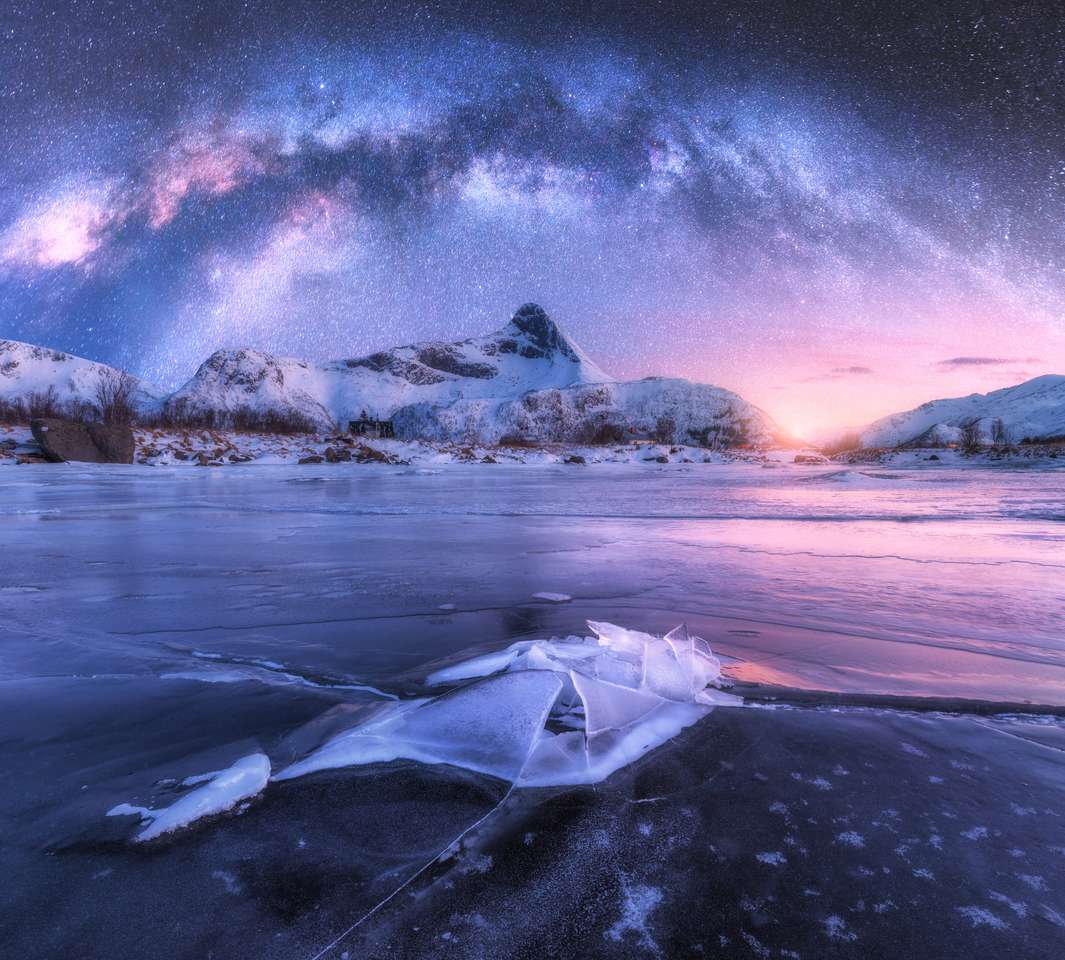 Vintergatan ovanför den frusna havskusten Pussel online