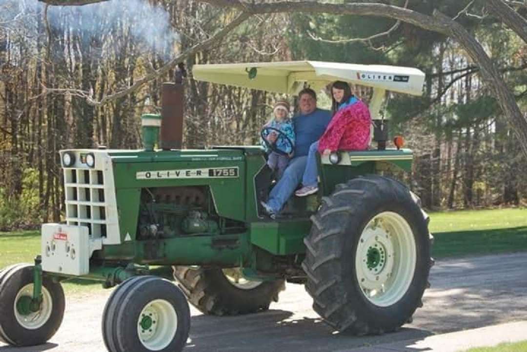 крестьянская семья на тракторе онлайн-пазл