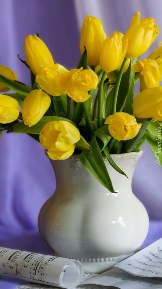 Желтые тюльпаны в вазе онлайн-пазл