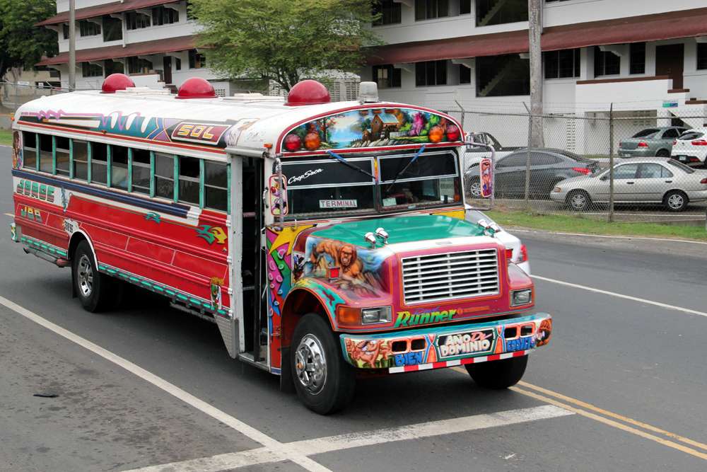 Ônibus colorido na Guatemala quebra-cabeças online