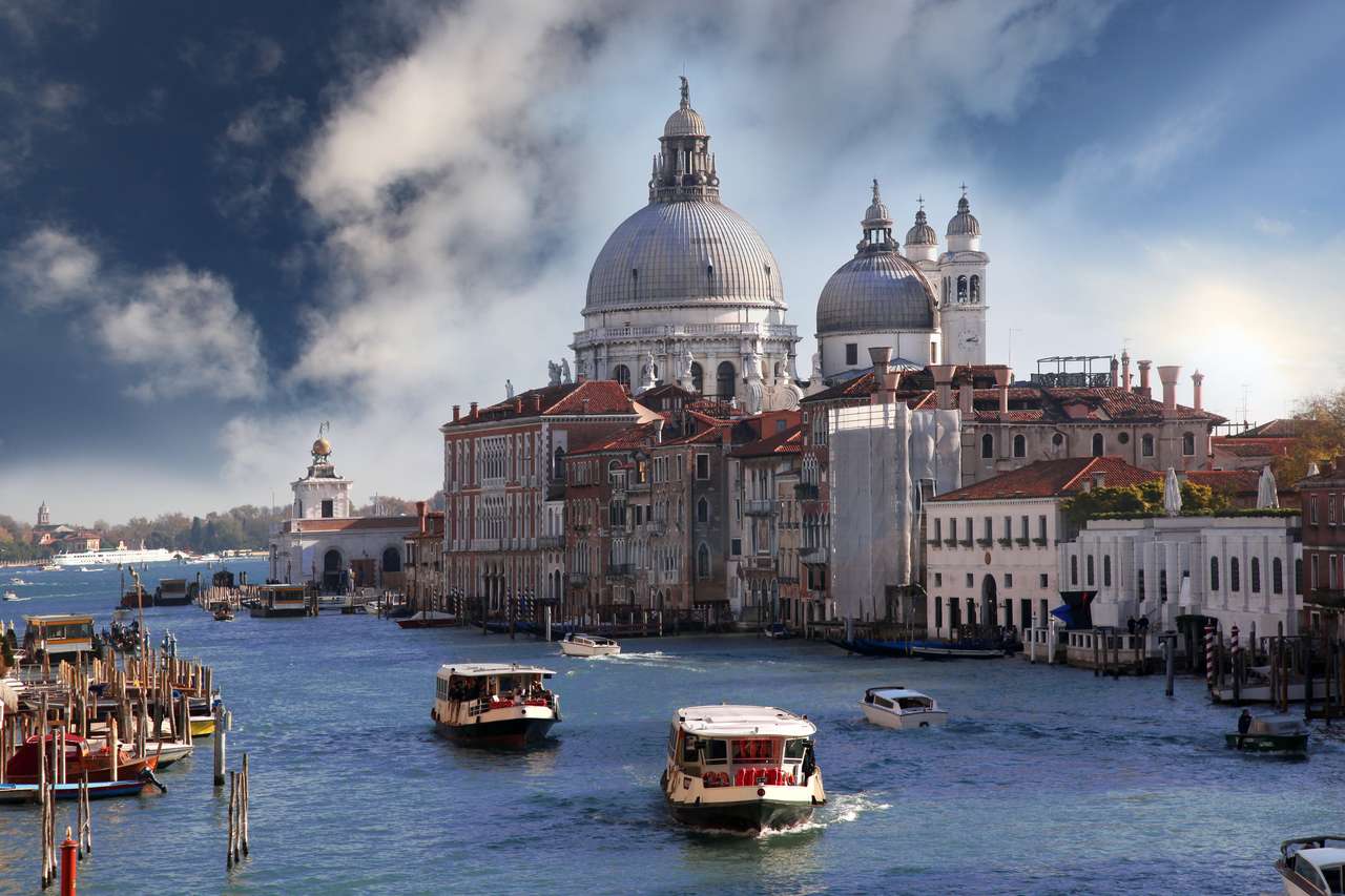 Benátky s loděmi na Canal Grande v Itálii skládačky online