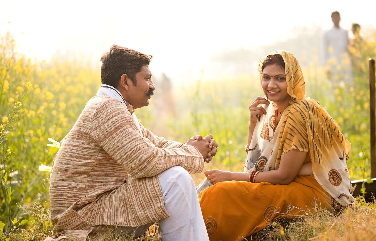Couple indien relaxant dans un champ agricole puzzle en ligne