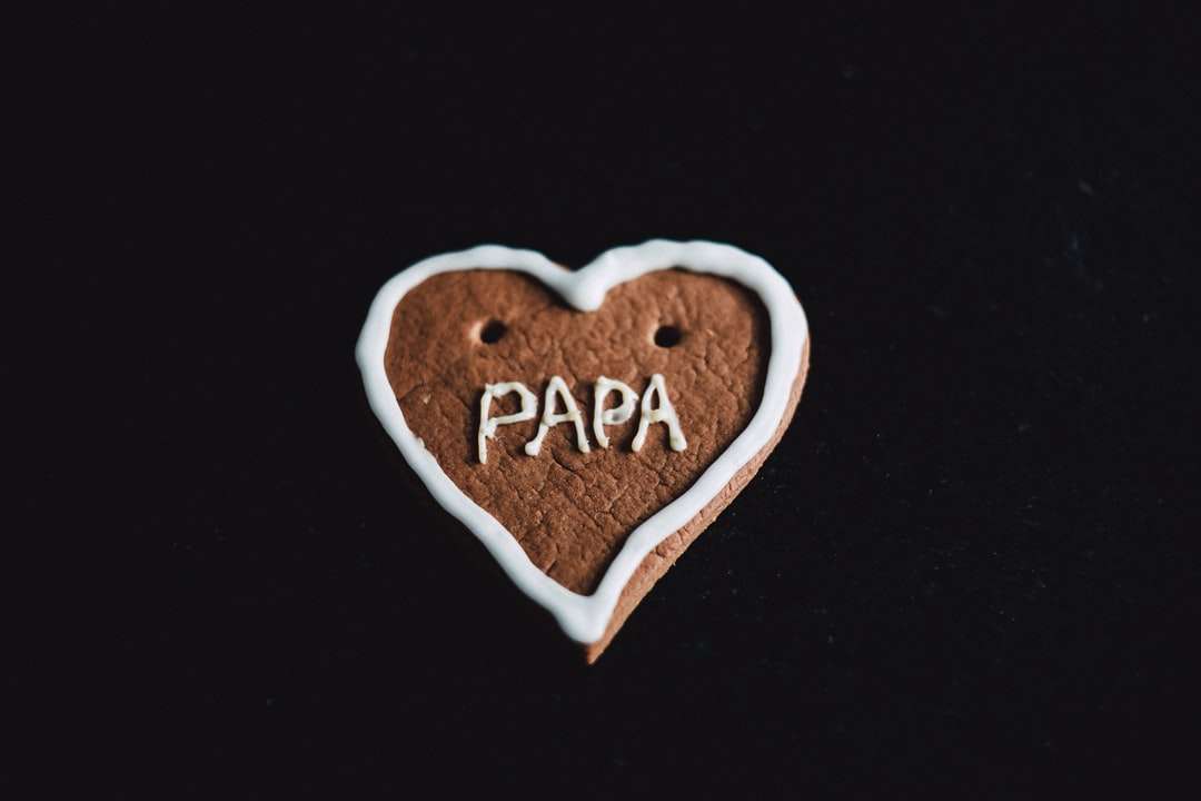 prăjitură în formă de inimă cu decor papa jigsaw puzzle online