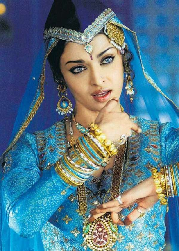 Bollywood - atriz indiana com olhos azuis acinzentados quebra-cabeças online