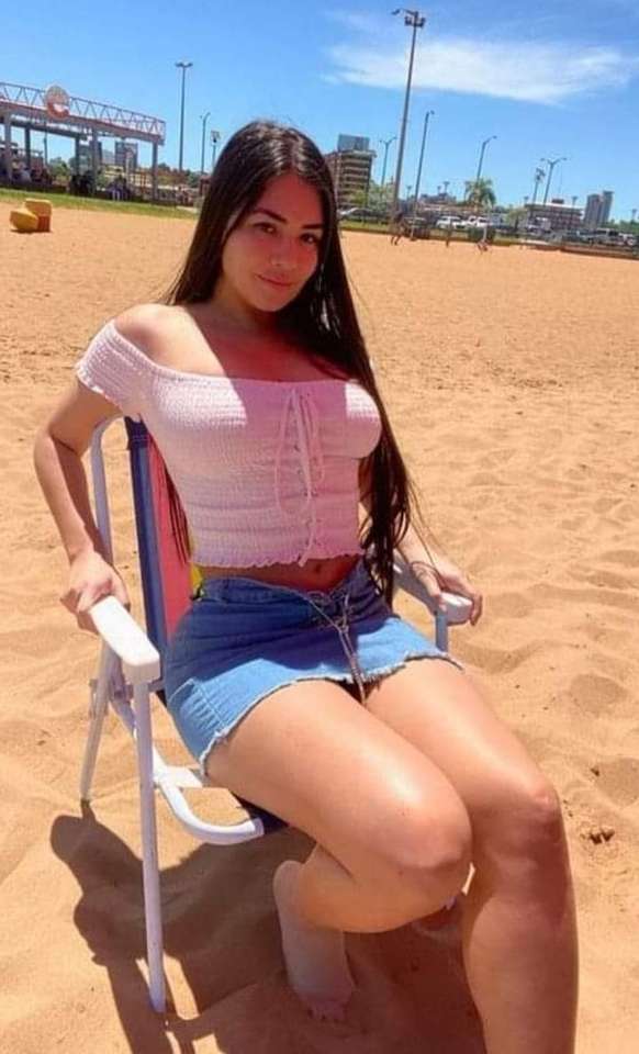 Gyönyörű fiatal lány a homokban kirakós online