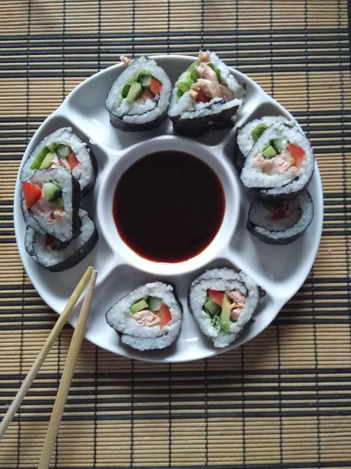 Суши с соевым соусом пазл онлайн