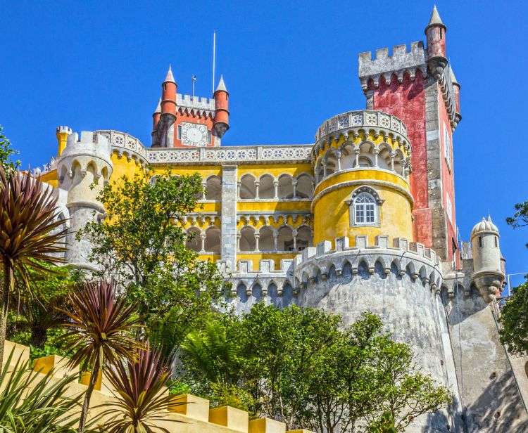 Palácio da Pena no alto da serra na cidade de Sitra puzzle online